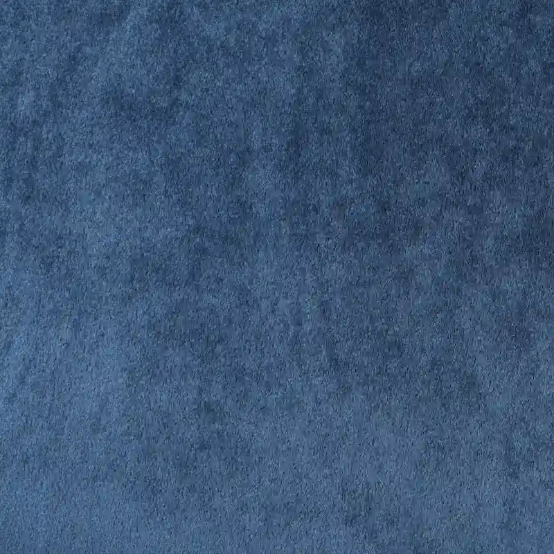 Poltrona decorativa con schienale alto e ali, rivestita in velluto, bordino bianco e gambe in legno nero