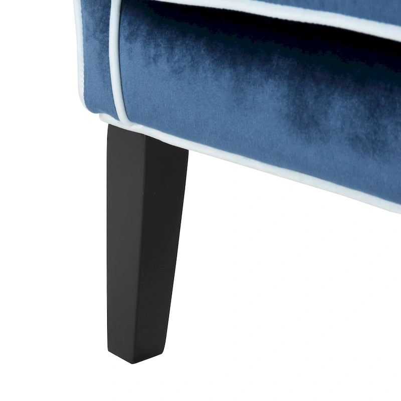 Poltrona decorativa con schienale alto e ali, rivestita in velluto, bordino bianco e gambe in legno nero