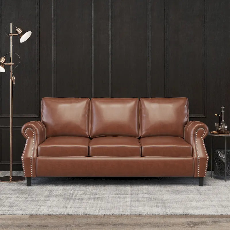Divano a 3 posti in similpelle con braccioli arrotolati e bordino con borchie, marrone cognac
