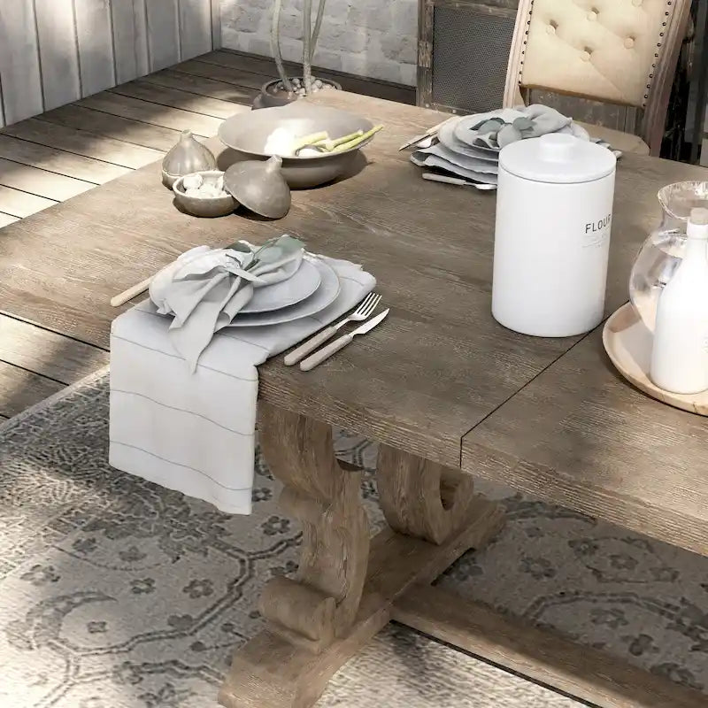 Tavolo da pranzo rustico in legno allungabile con base a cavalletto intagliata, tonalità naturale