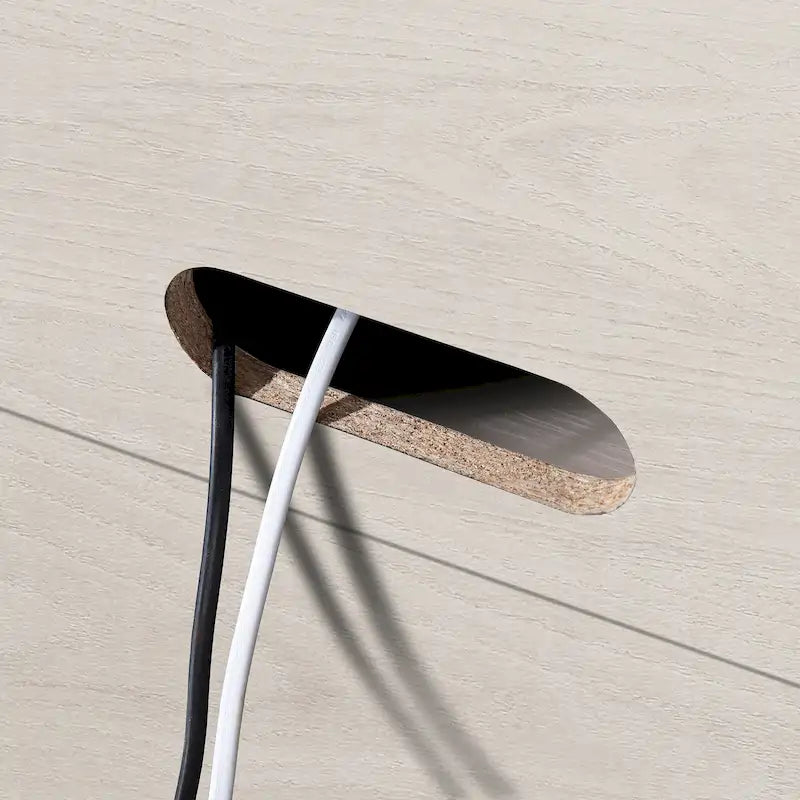 Mobiletto d'accento da 28 pollici con effetto venatura del legno, doppie ante e maniglie dorate