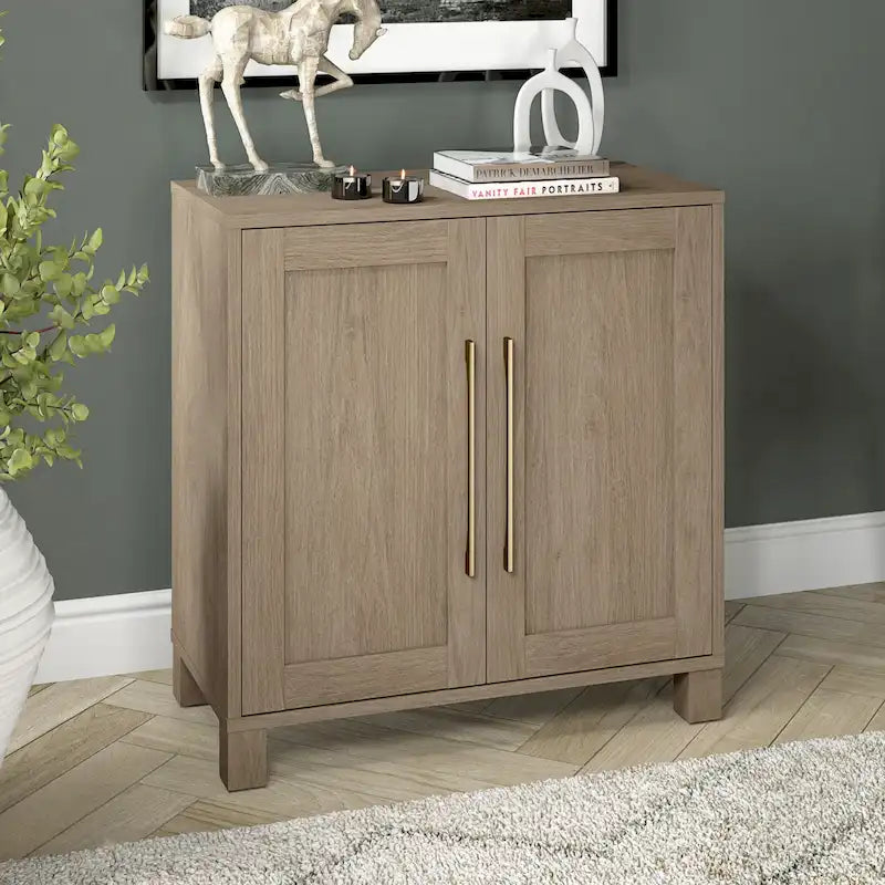 Mobiletto d'accento da 28 pollici con effetto venatura del legno, doppie ante e maniglie dorate