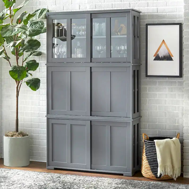 Vetrina per porcellane con ante scorrevoli in vetro e ripiani regolabili, disponibile in diverse finiture