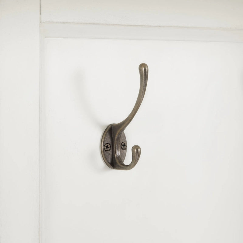 Appendiabiti da ingresso tradizionale con ganci a doppio dente, armadietti e cuscino per panca