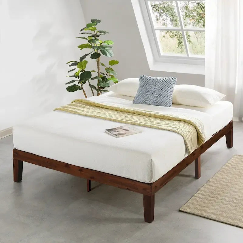 Struttura letto a piattaforma in legno massello con spazio libero per riporre oggetti, finitura in pino naturale