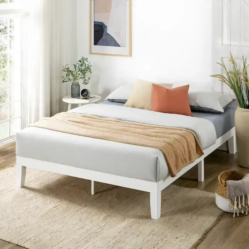 Struttura letto a piattaforma in legno massello con spazio libero per riporre oggetti, finitura in pino naturale