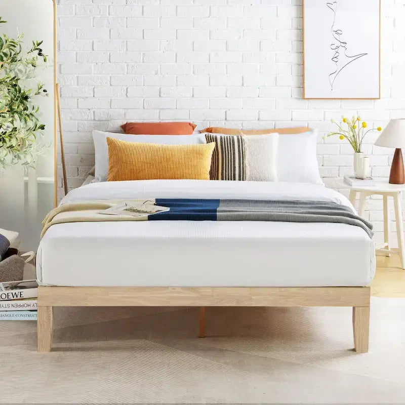 Struttura letto a piattaforma in legno massello con spazio libero per riporre oggetti, finitura in pino naturale
