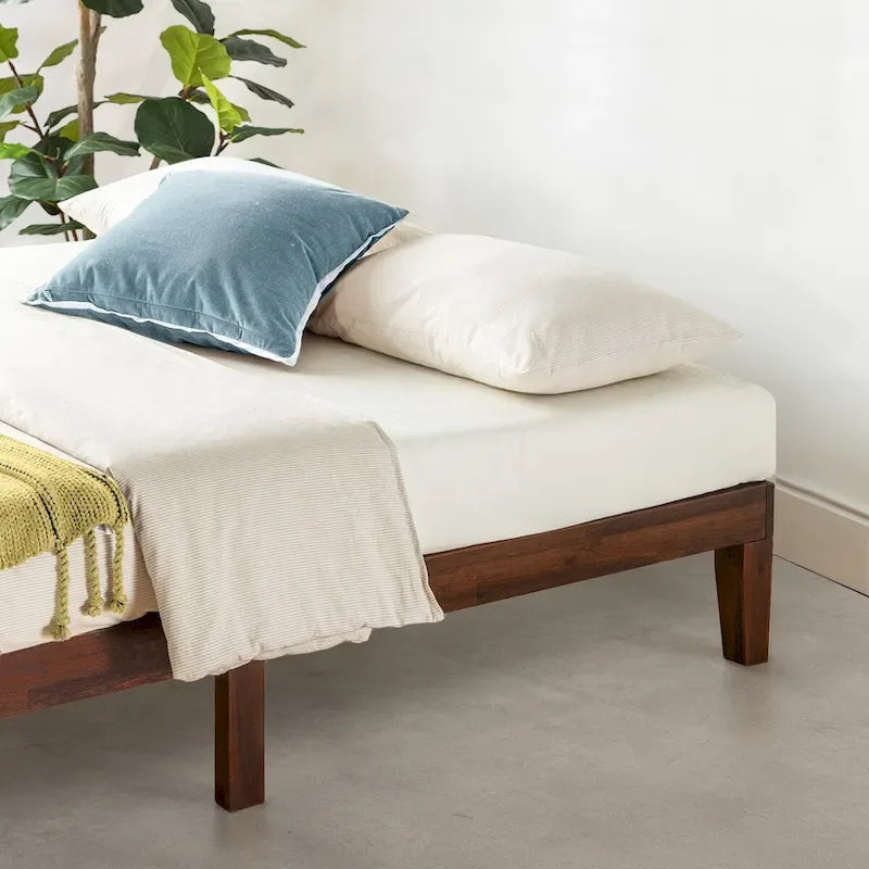 Struttura letto a piattaforma in legno massello con spazio libero per riporre oggetti, finitura in pino naturale