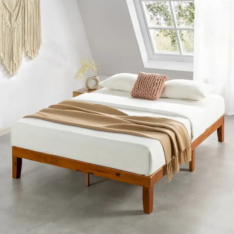 Struttura letto a piattaforma in legno massello con spazio libero per riporre oggetti, finitura in pino naturale
